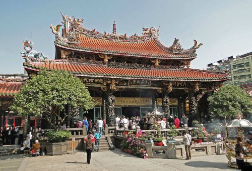 台北市万华区的艋舺龙山寺是台湾著名的庙宇