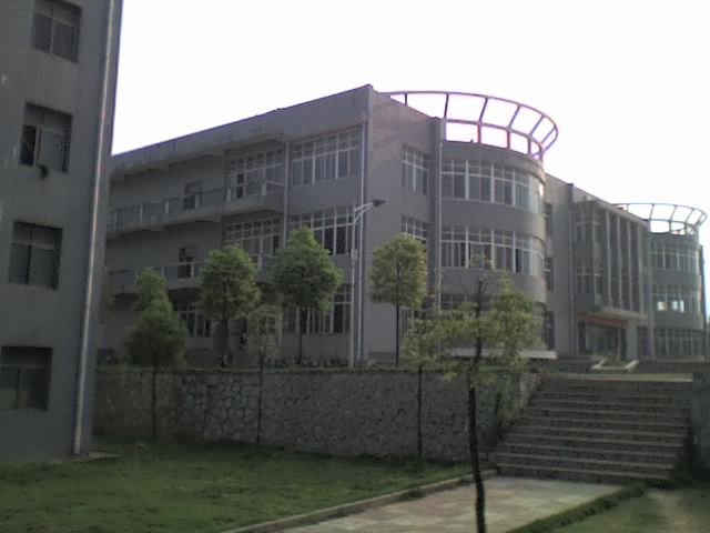  p>湖北省通山县第一中学(简称:通山一中)学创办于1942年,2005年9月