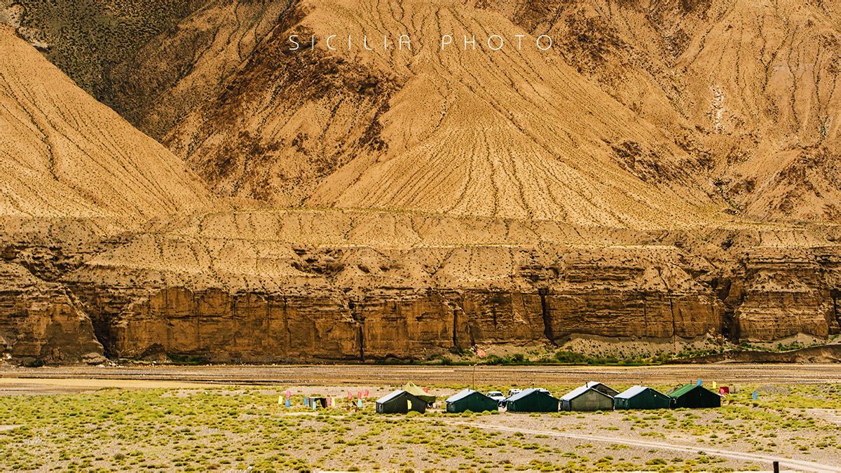 属封闭性的巨大山间断陷盆地,是 a target="_b