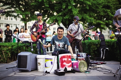  p data-id="gnas3nj8sw">桶子鼓乐队前身是六位街头歌手组合的乐队.