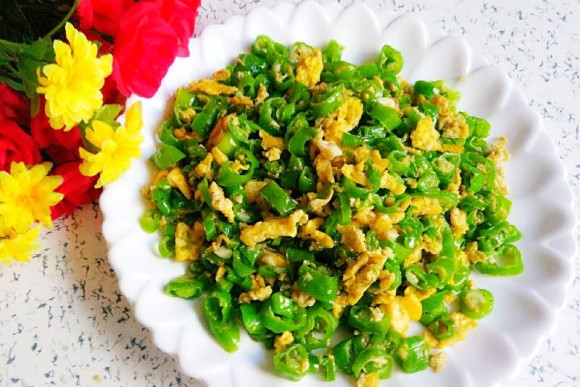  p>杭椒炒鸡蛋是一款菜品,制作原料主要有杭椒,鸡蛋等. /p>