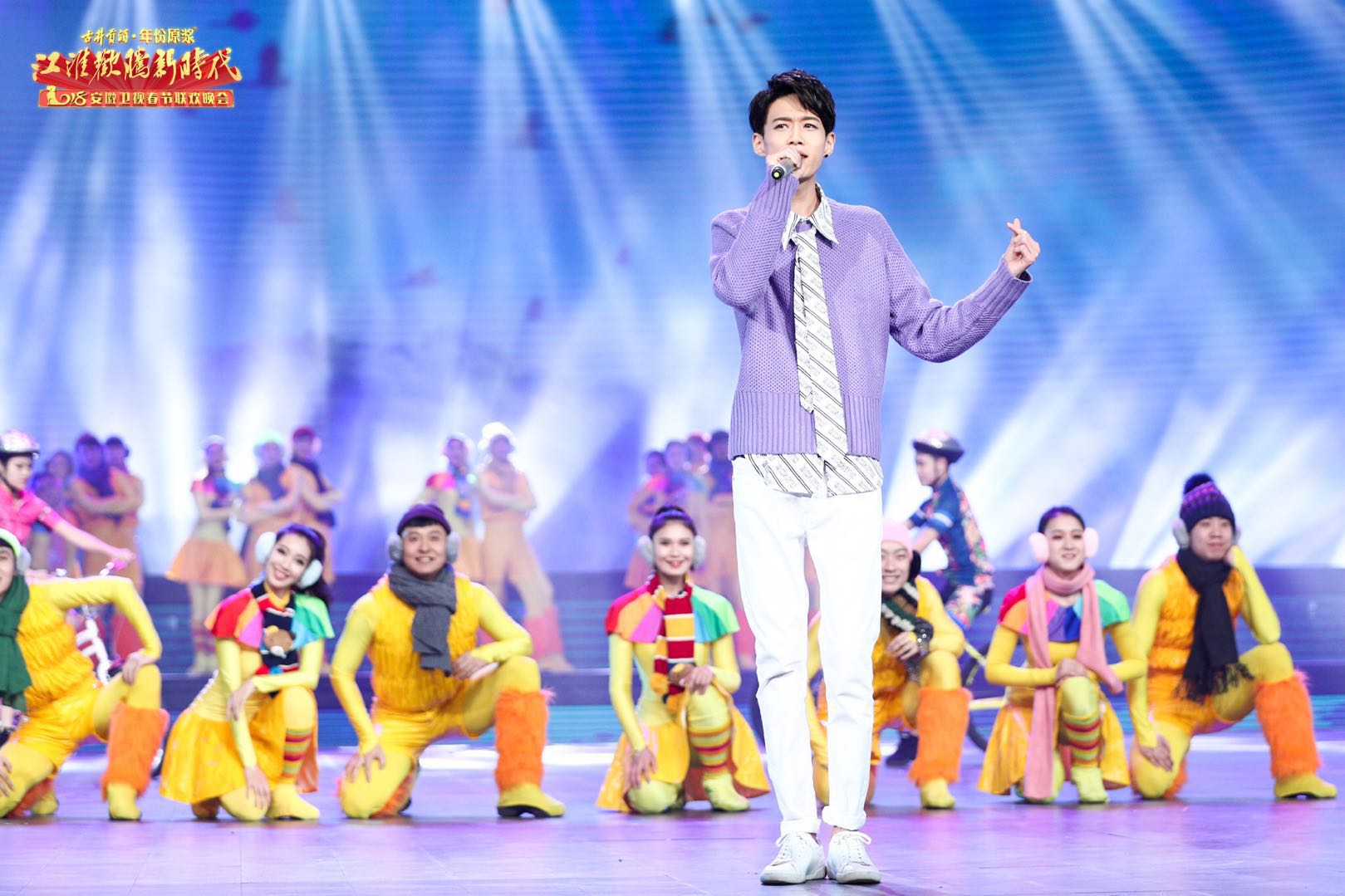 2017年发布《带你去旅行》出道,发表当日即占领各大音乐排榜第一位,已