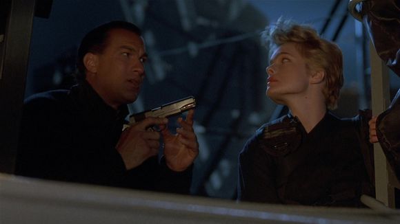 潜龙轰天undersiege(1992)