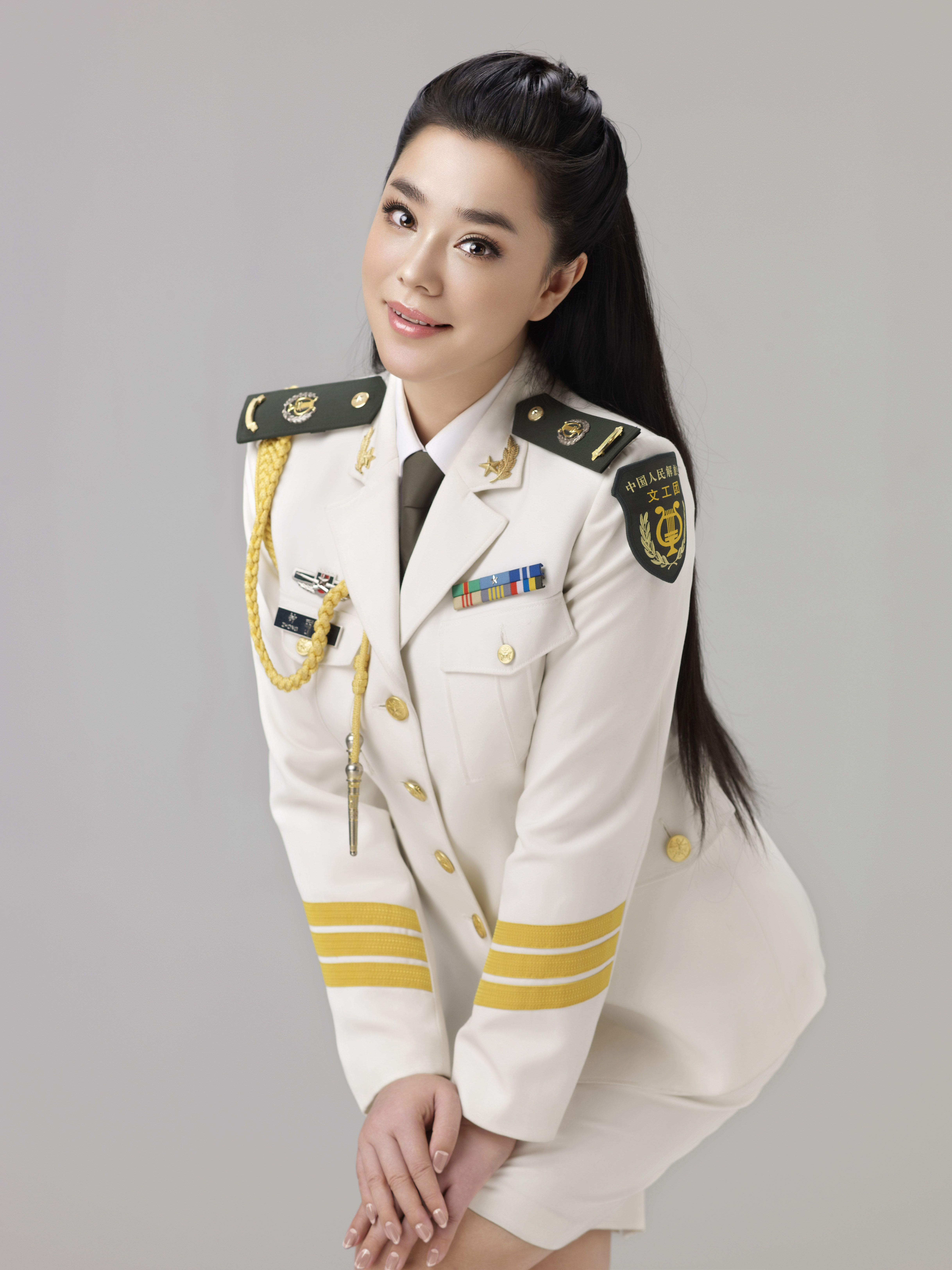 ">钟丽燕,1983年11月12日出生于浙江省嘉兴市,中国内地女中音歌唱演员