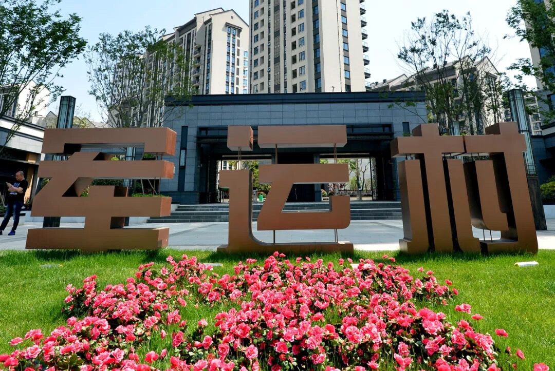 href="#" data-lemmaid="2462893">江夏区 /a>黄家湖东南岸,是军运会