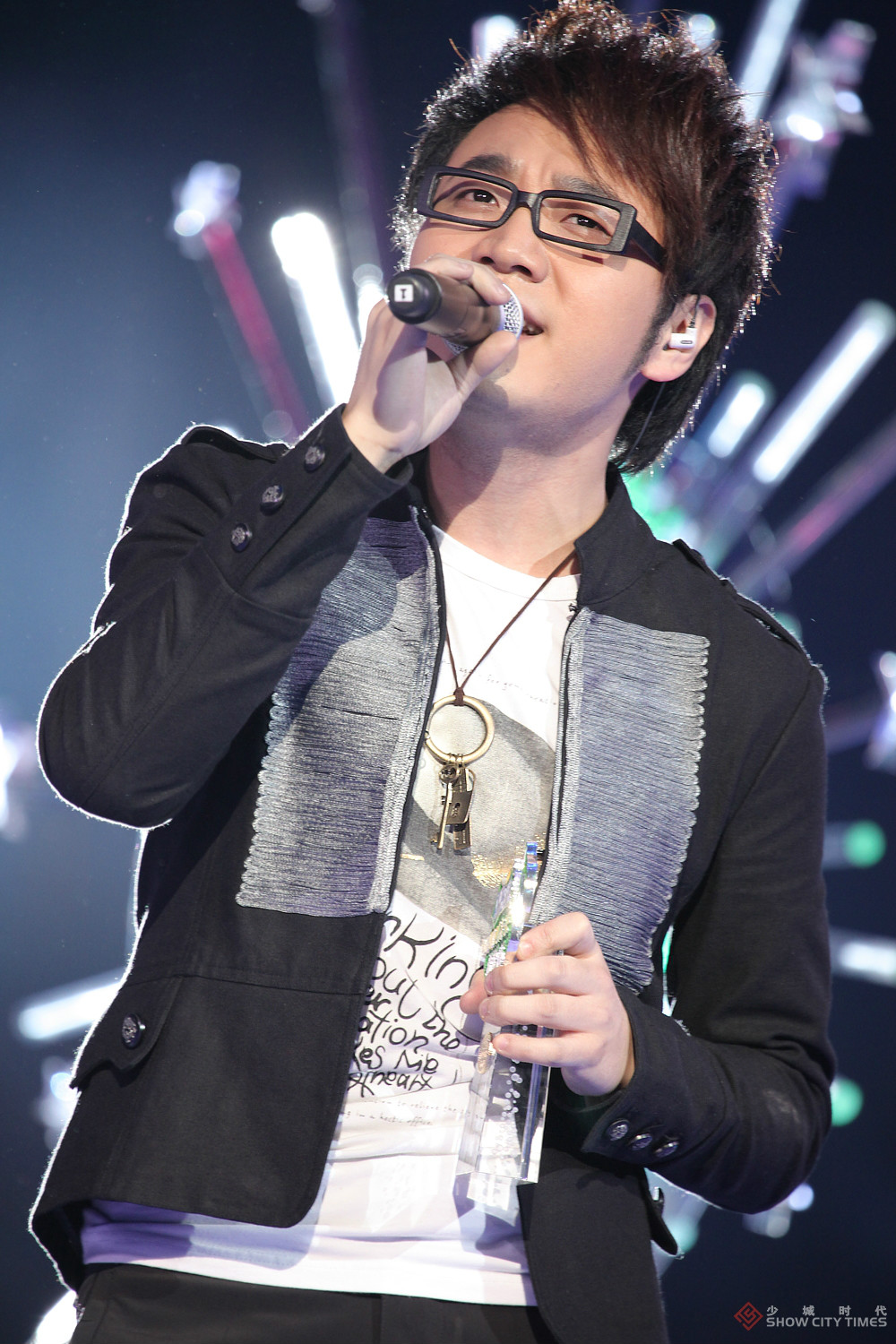  p>王铮亮,1977年11月30日出生于四川省成都市,中国内地男歌手,音乐