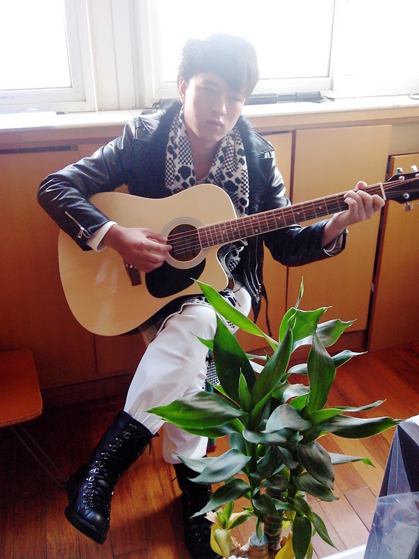 ju5">《是不是我做错了什么》是彝族情歌王子王长立的第五首独立词曲