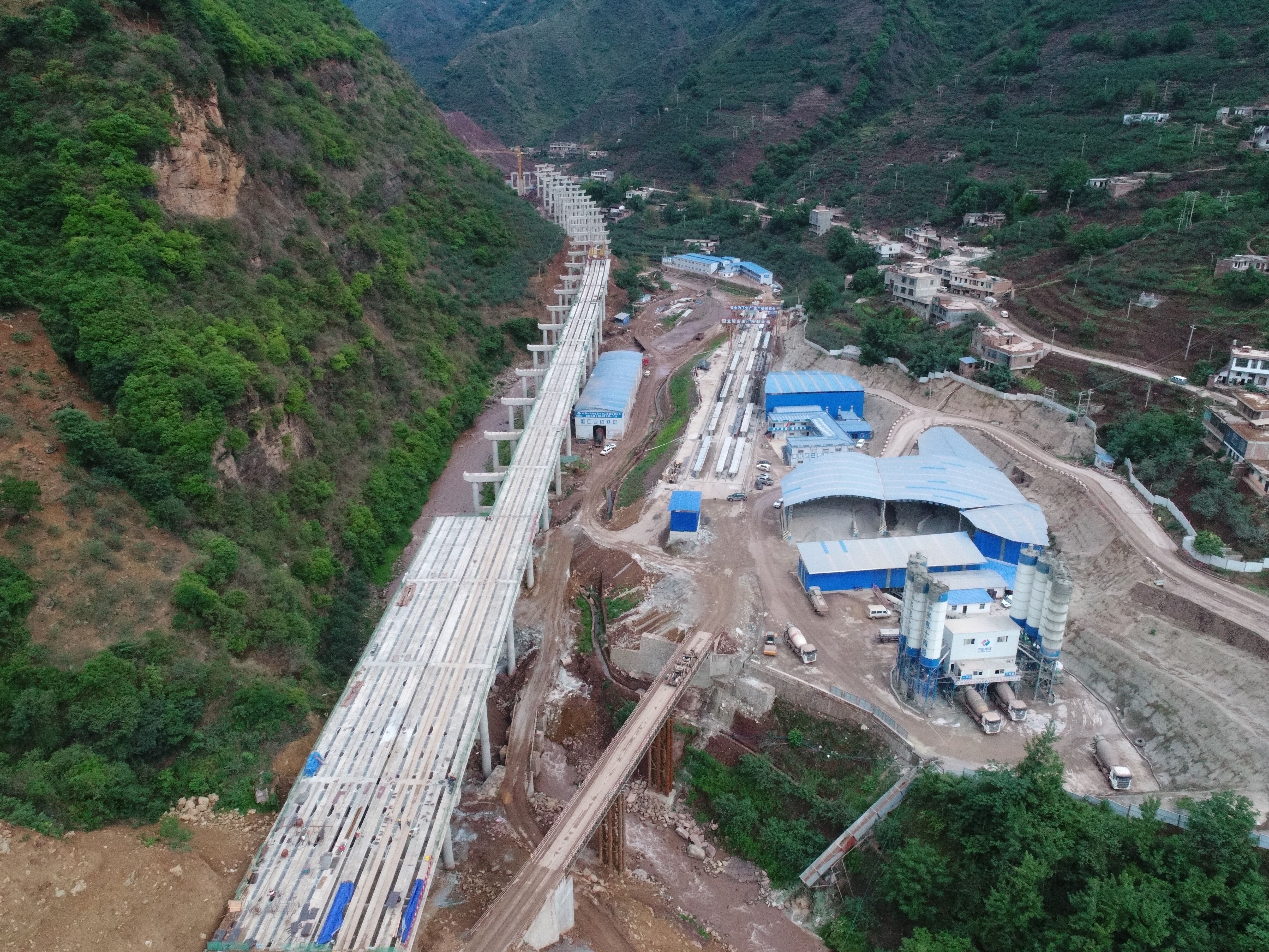  p>宜宾至昭通高速公路(彝良至昭通段)为云南,四川两省的省际快速大