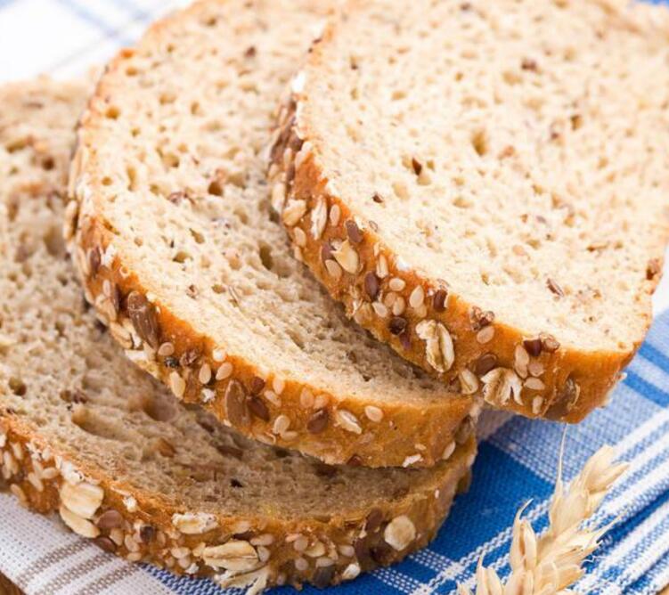  p>全麦面包是指用没有去掉外面麸皮和胚芽的全麦面粉制作的面包,有别