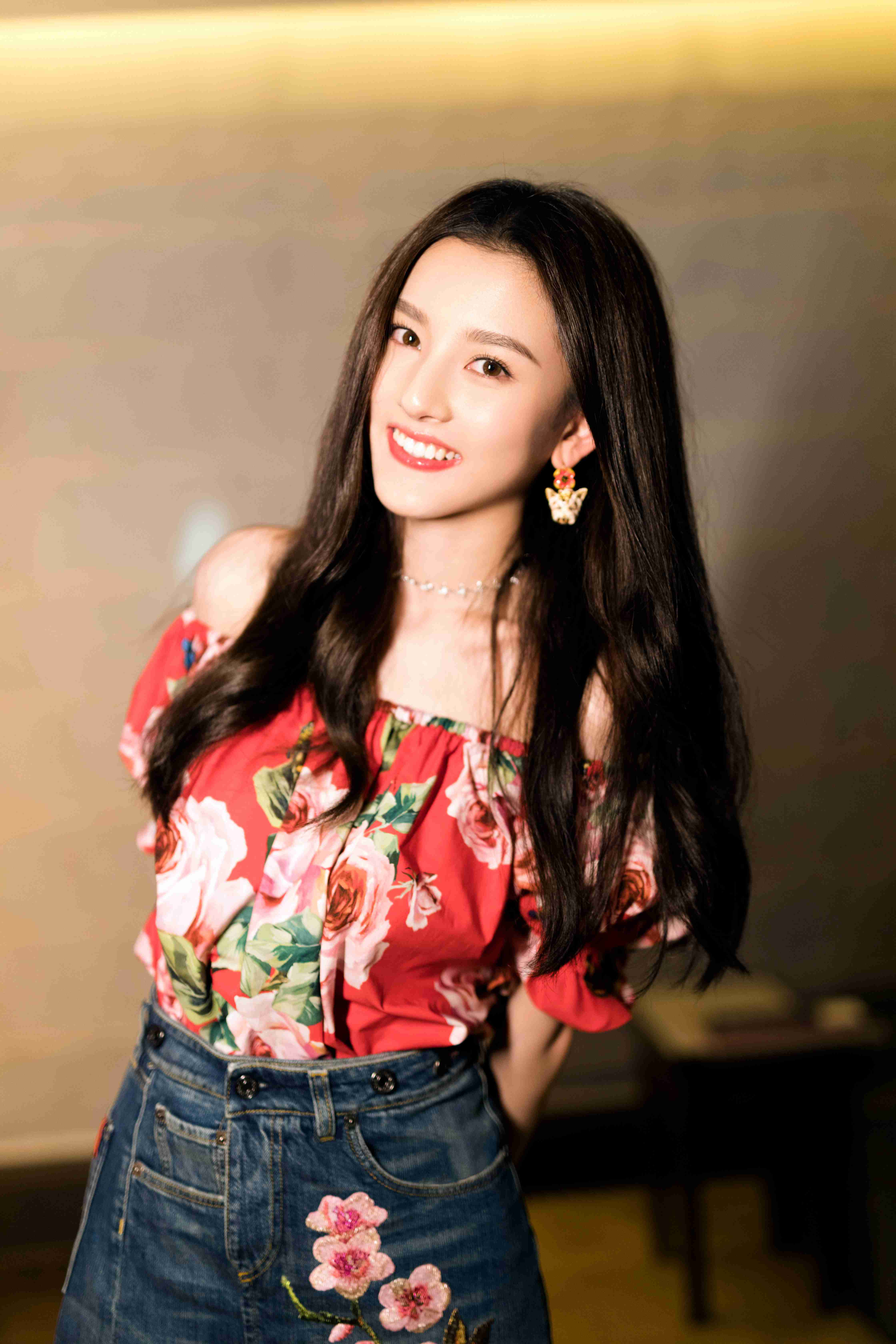 原名孙凡清,1998年5月23日出生于天津市,中国内地影视女演员,就读于 a