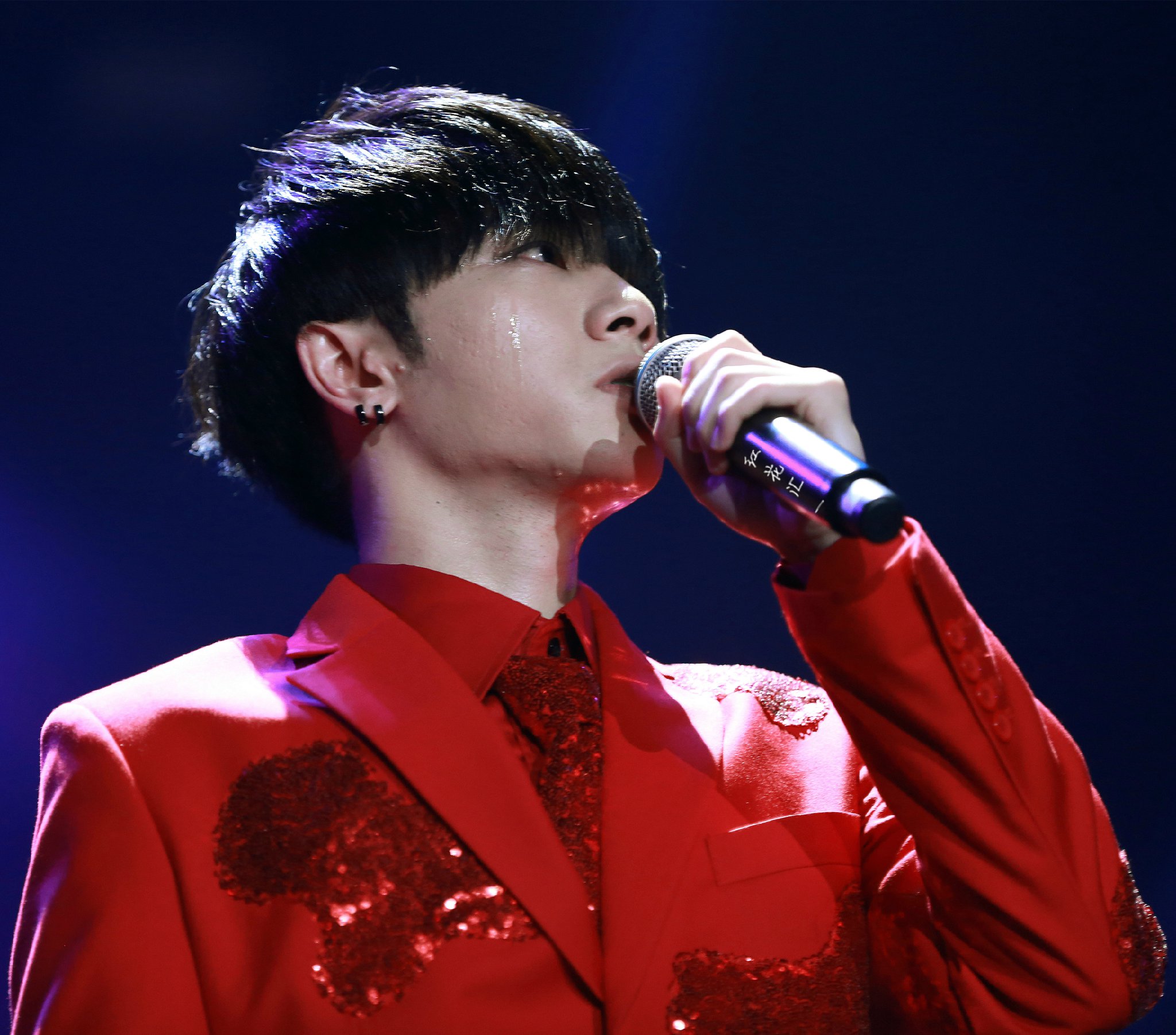  p>华晨宇,1990年2月7日生于湖北省十堰市,中国内地流行乐男歌手,作曲