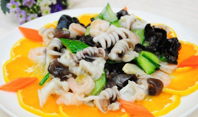  p>爆炒三鲜是一道由芹菜,玉米笋,香蕈等做成的美食. /p>