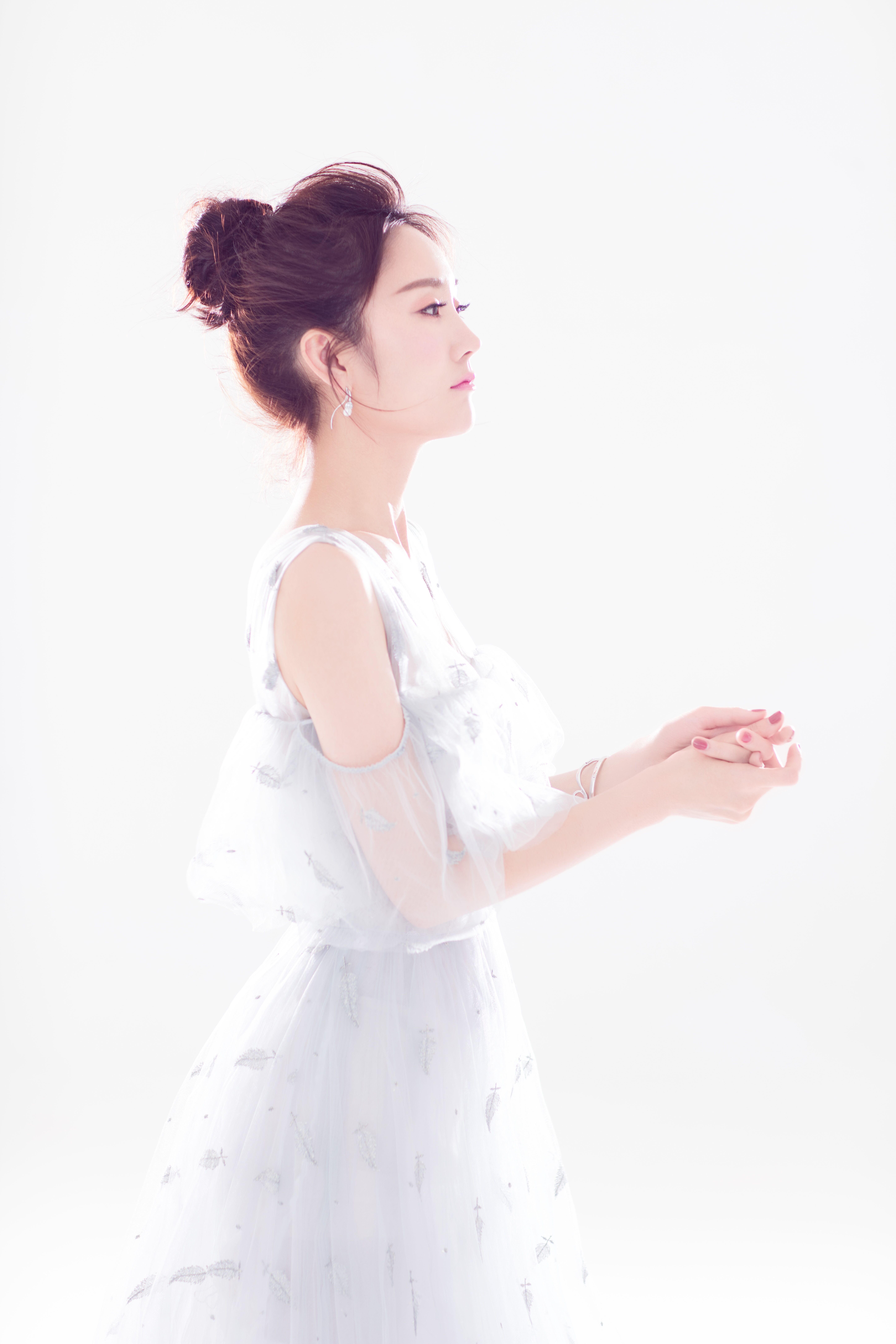  p>郑雪,1990年12月13日出生于辽宁锦州,中国内地女演员.