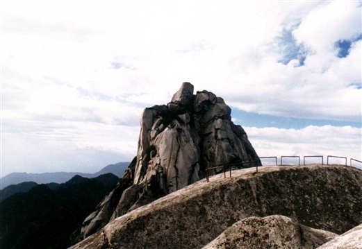 ">天柱峰位于湖北省 a target="_blank" href="/item/武当山/84549"