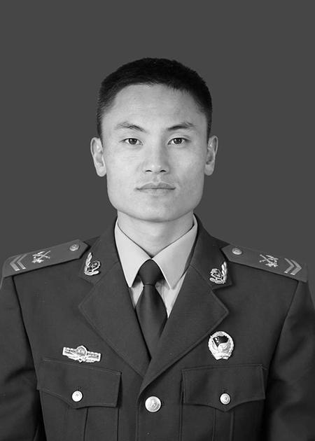 生前任北京市通州区公安消防支队商务园中队战斗班班长,武警上士警衔