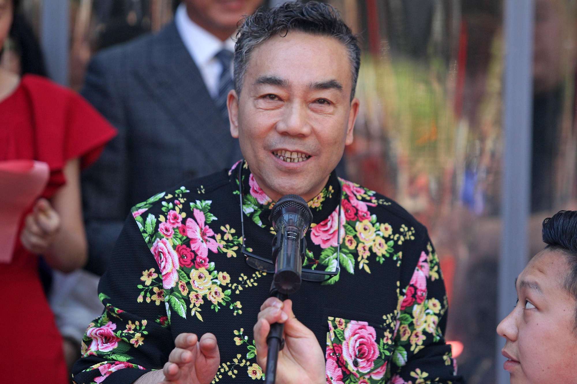 杨议与妻子罕见同框直播，女方曾是歌舞团台柱子，歌声十分动听_百科TA说