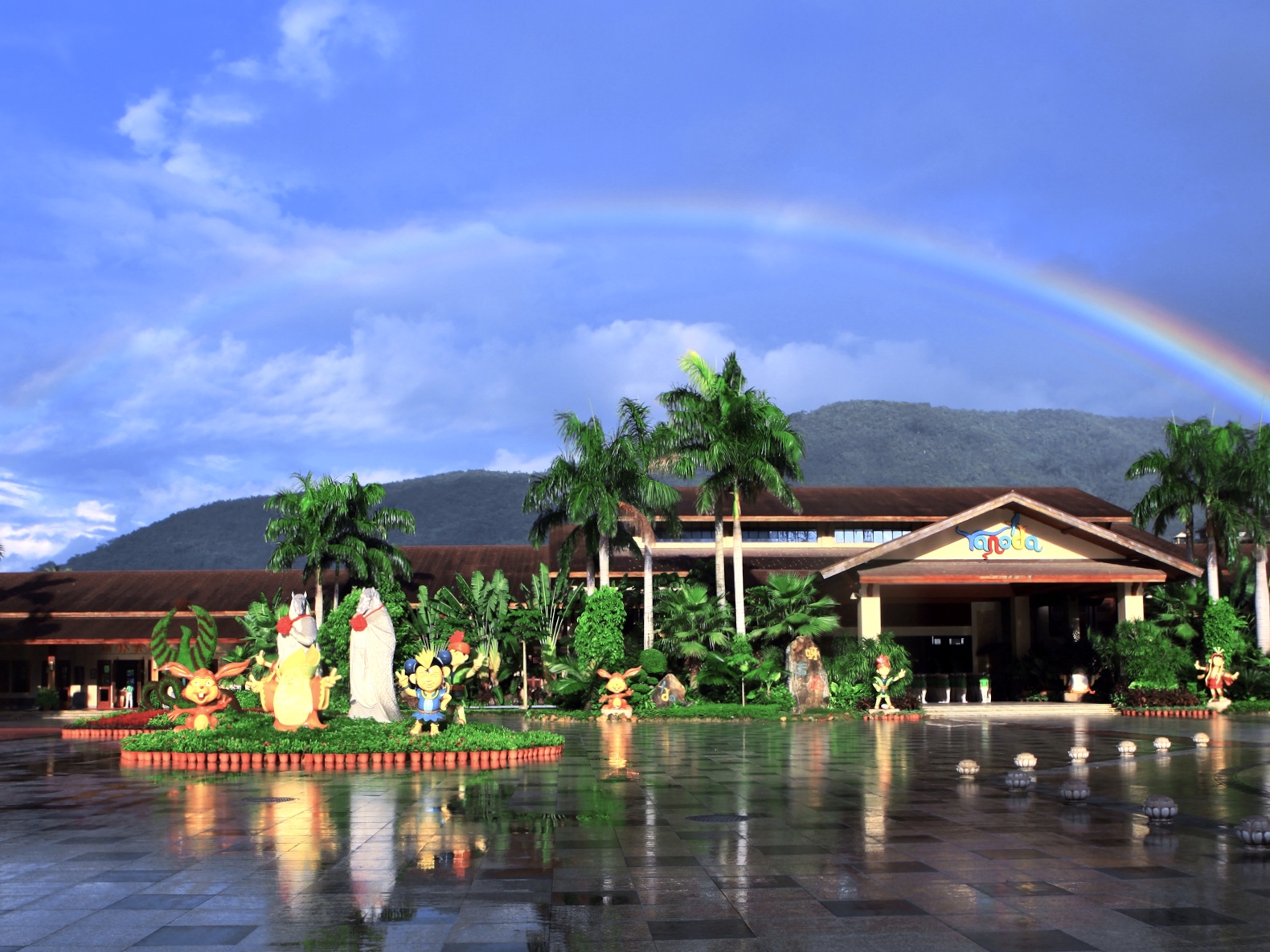 距离三亚市区约35公里,距离三亚机场约50公里,从"三大湾区"海棠湾