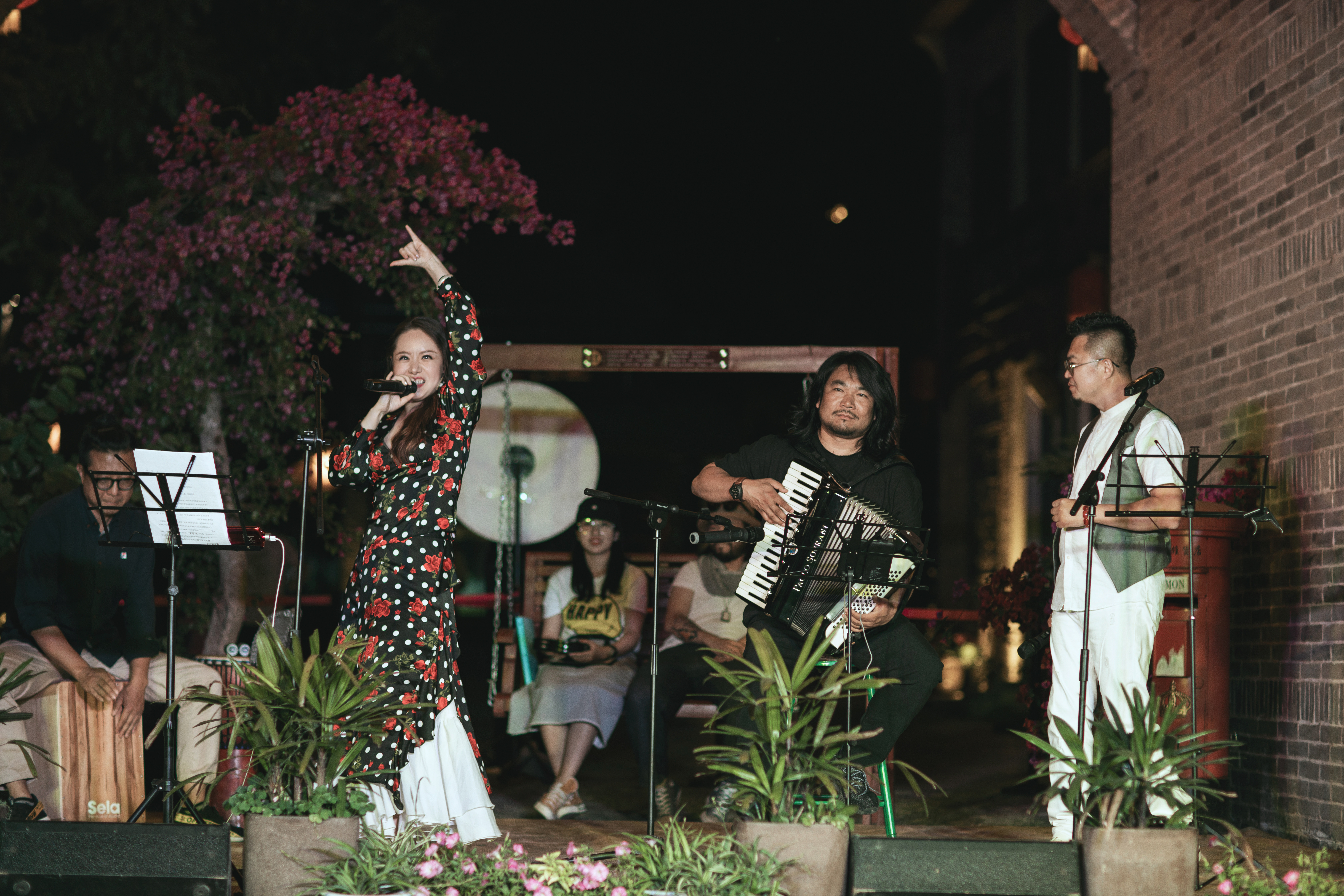  p>古城四月乐队,主要作品《长安圆舞曲》 /p>