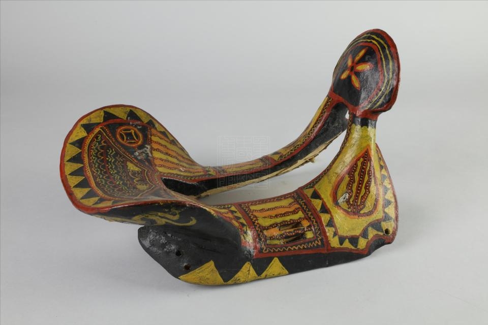 现代彝族三彩花纹木漆马鞍