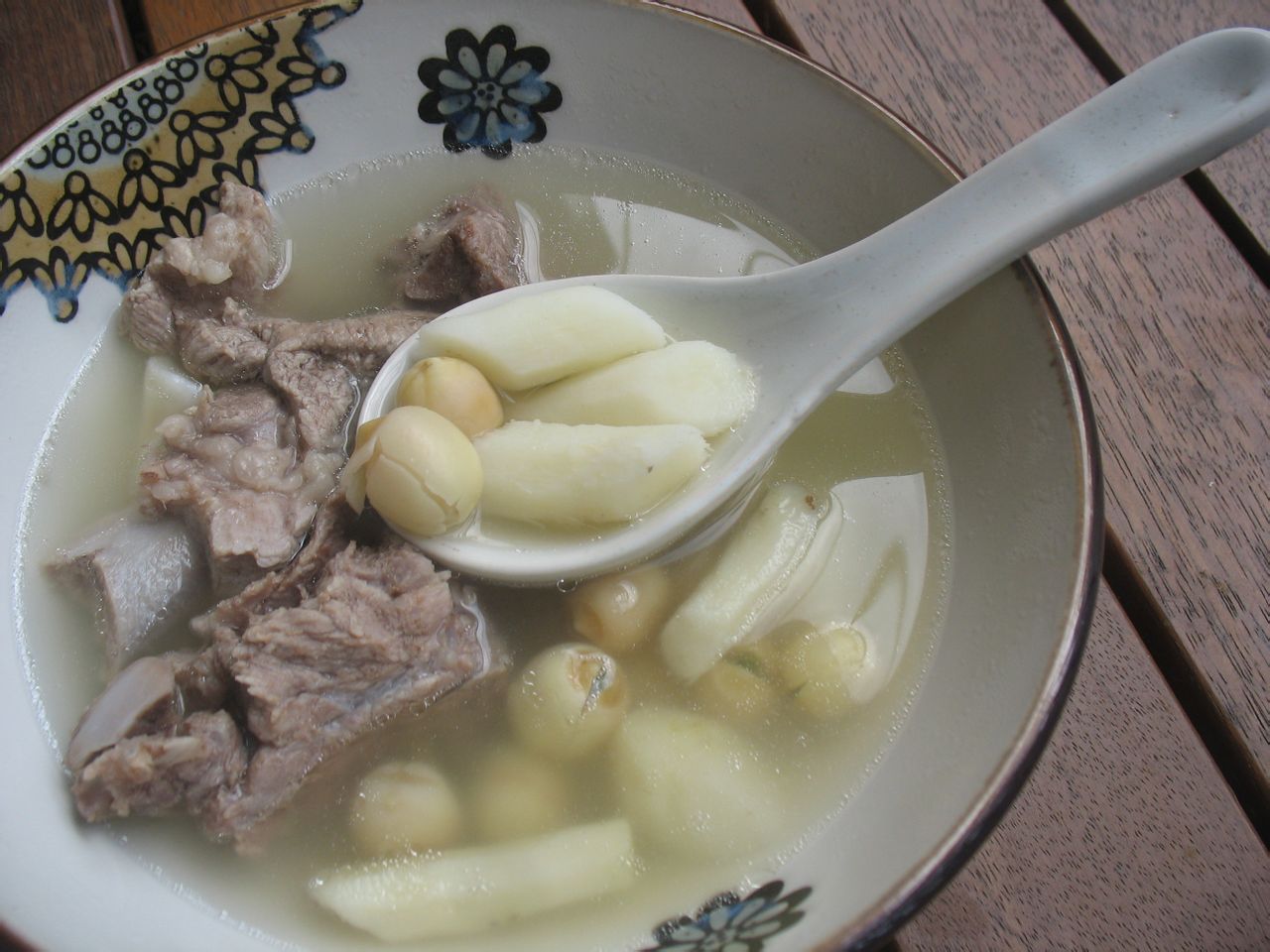 核桃莲子煲猪骨汤