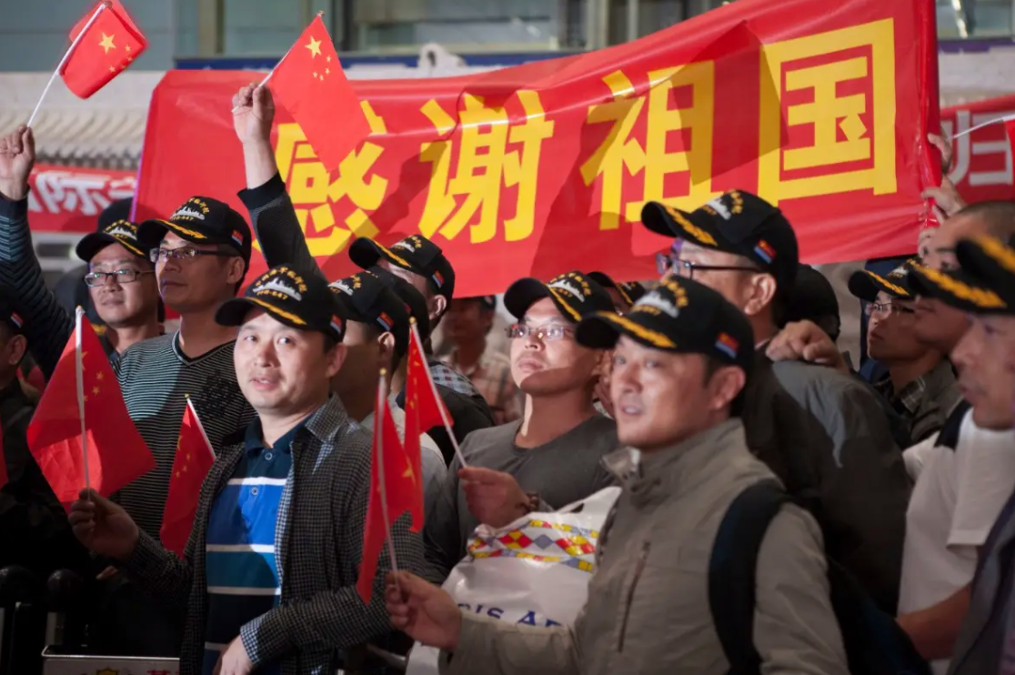 2015年也门撤侨：海军舰炮对准海岸，叛军保持克制，细节令人振奋_百科TA说