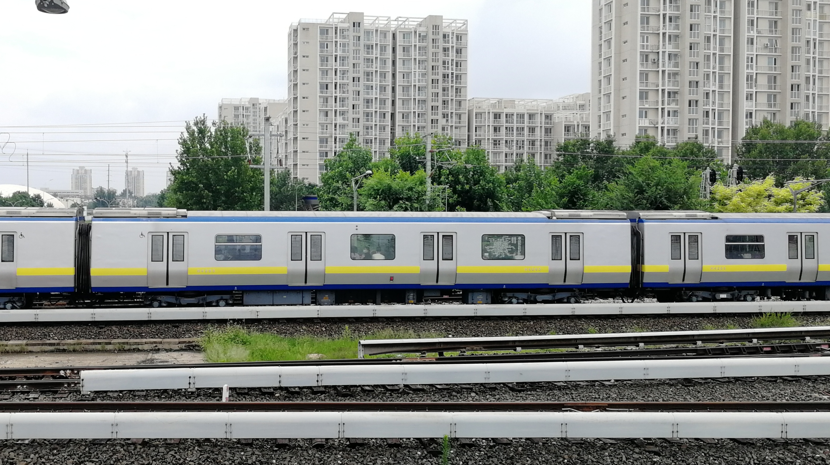 又称 a target="_blank" href="/item/铁路列车/4336679" data-lemma