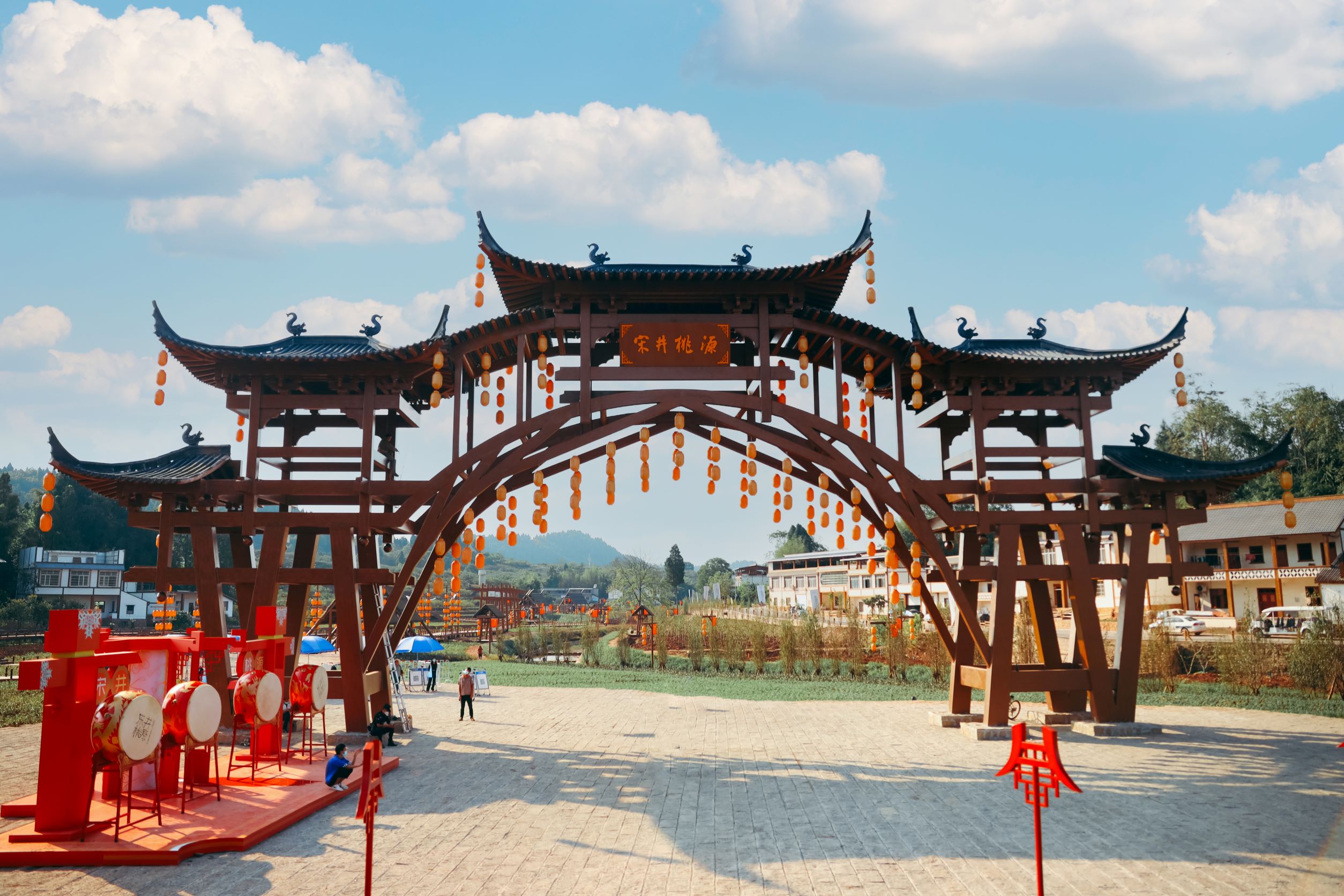  p data-id="tkjsdmqre4cc">"中国宋井桃源乡游第一村"(以下简称"宋井