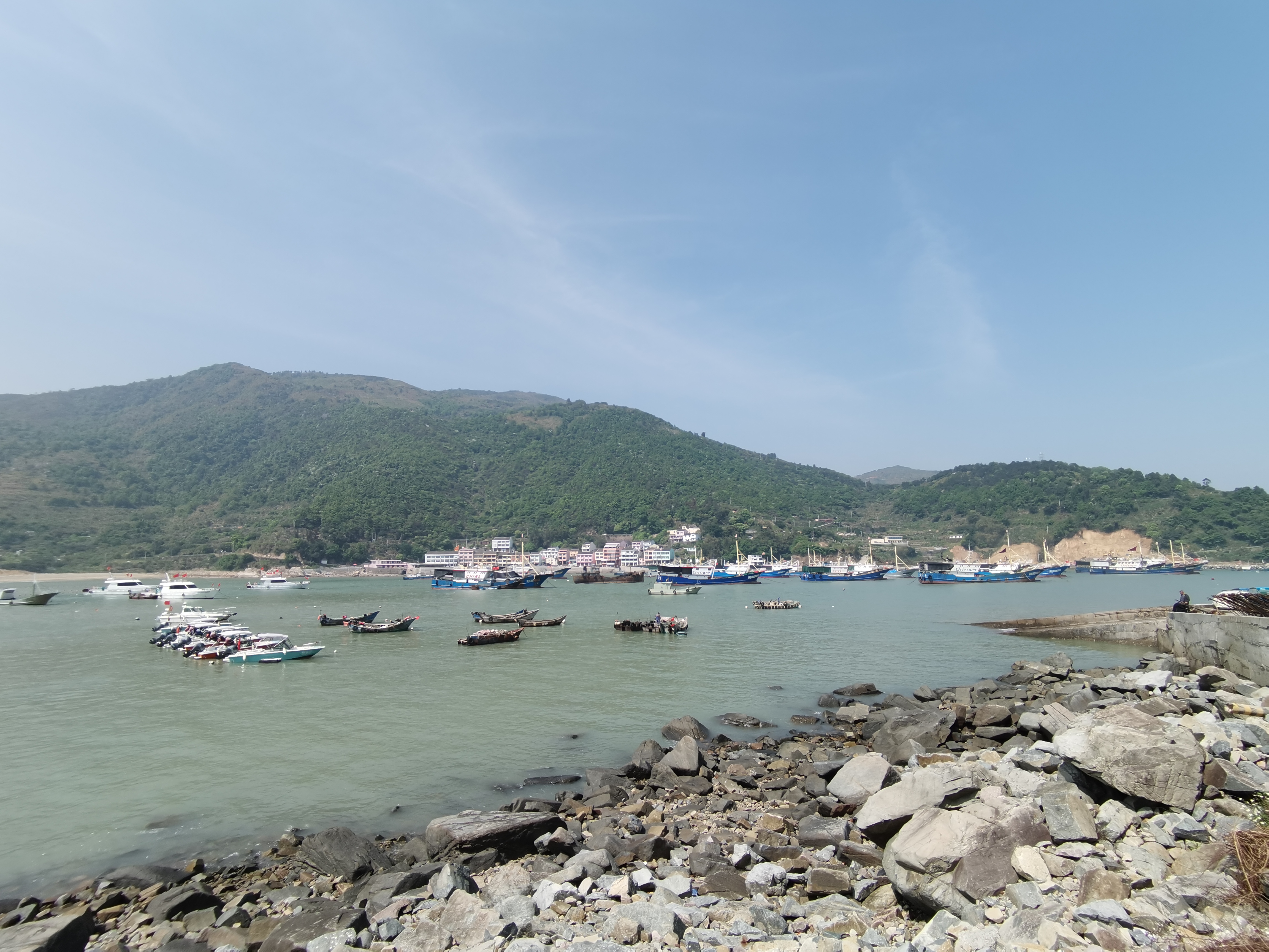  p>雾城沙滩,也称月亮湾沙滩,位于马站渔寮和环海公路的交界处,长1000