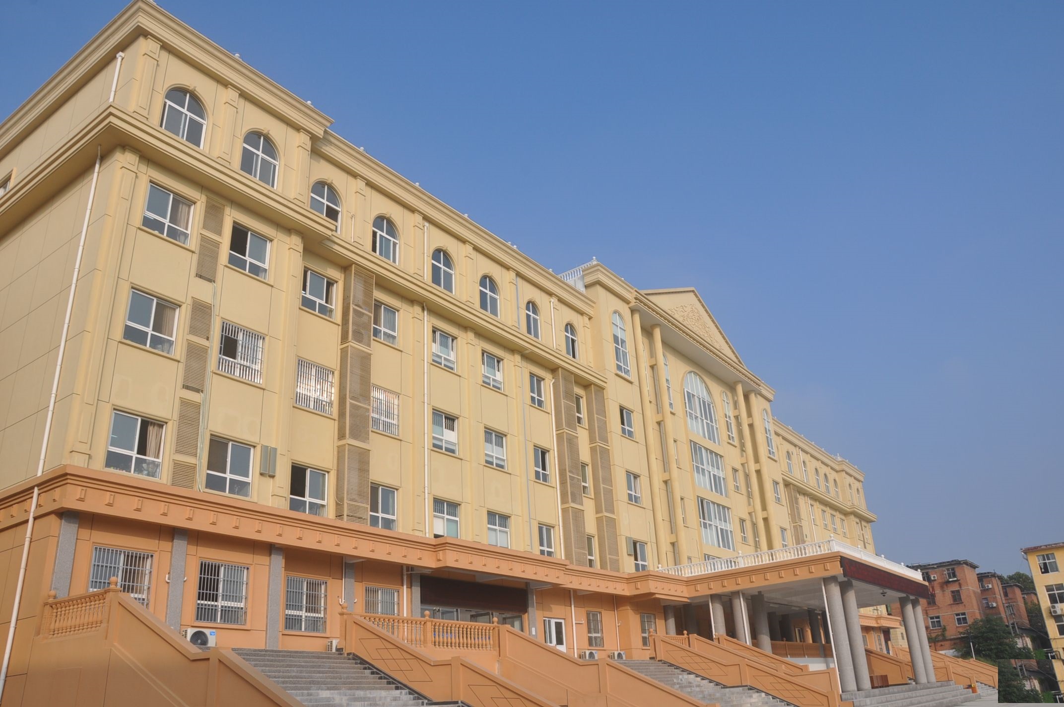 陕飞二中是位于陕西省汉中市 a target="_blank" href="/item/城固县