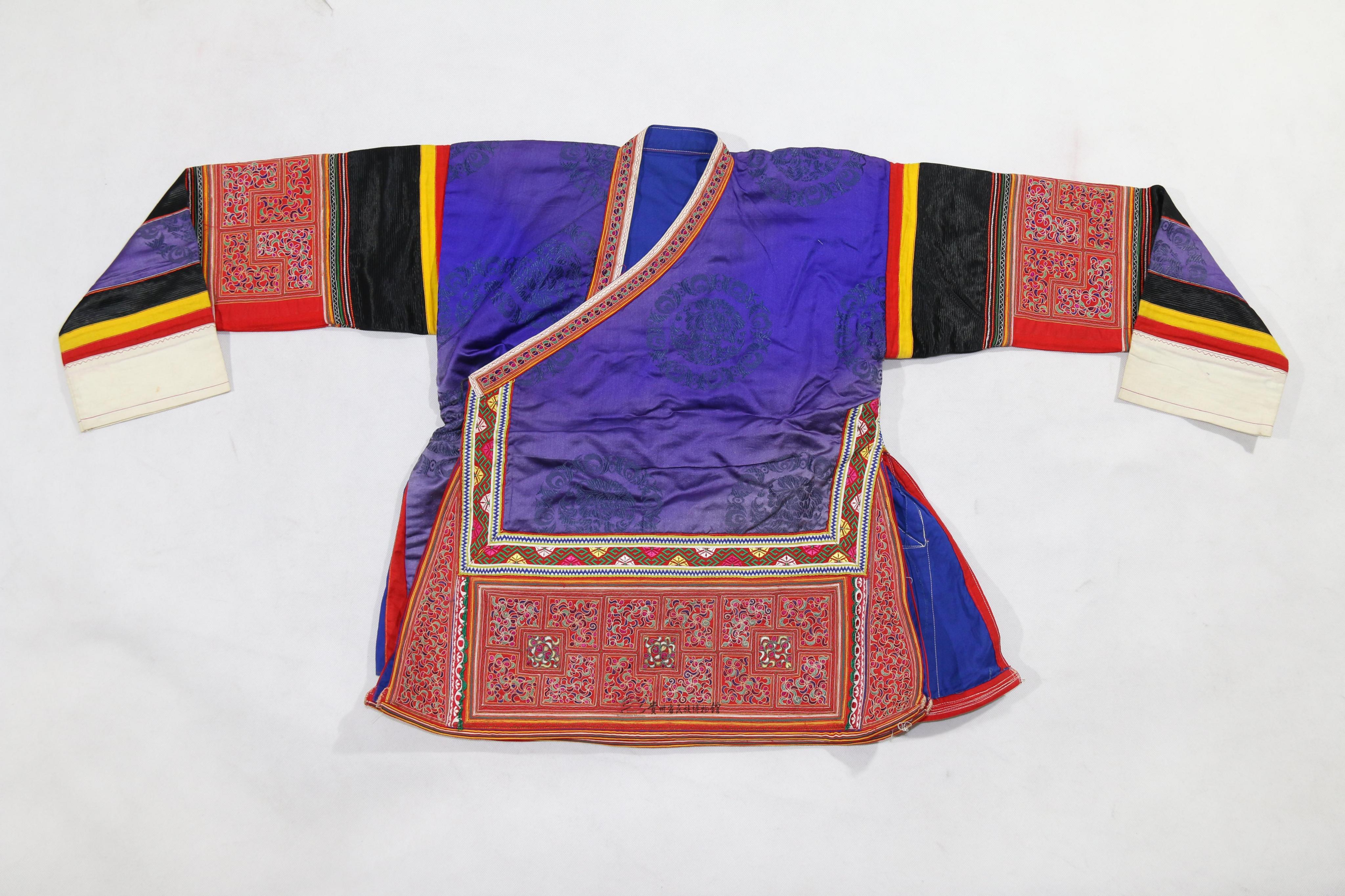 当代安龙苗族蓝缎缠绣花鸟纹右衽大襟衣