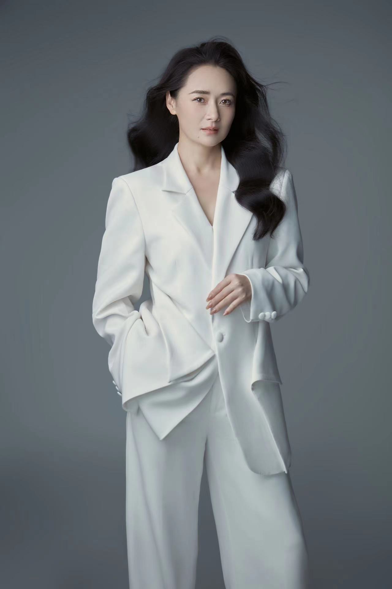  p>陈依莎,1974年7月出生于四川宜宾,中国内地女演员.