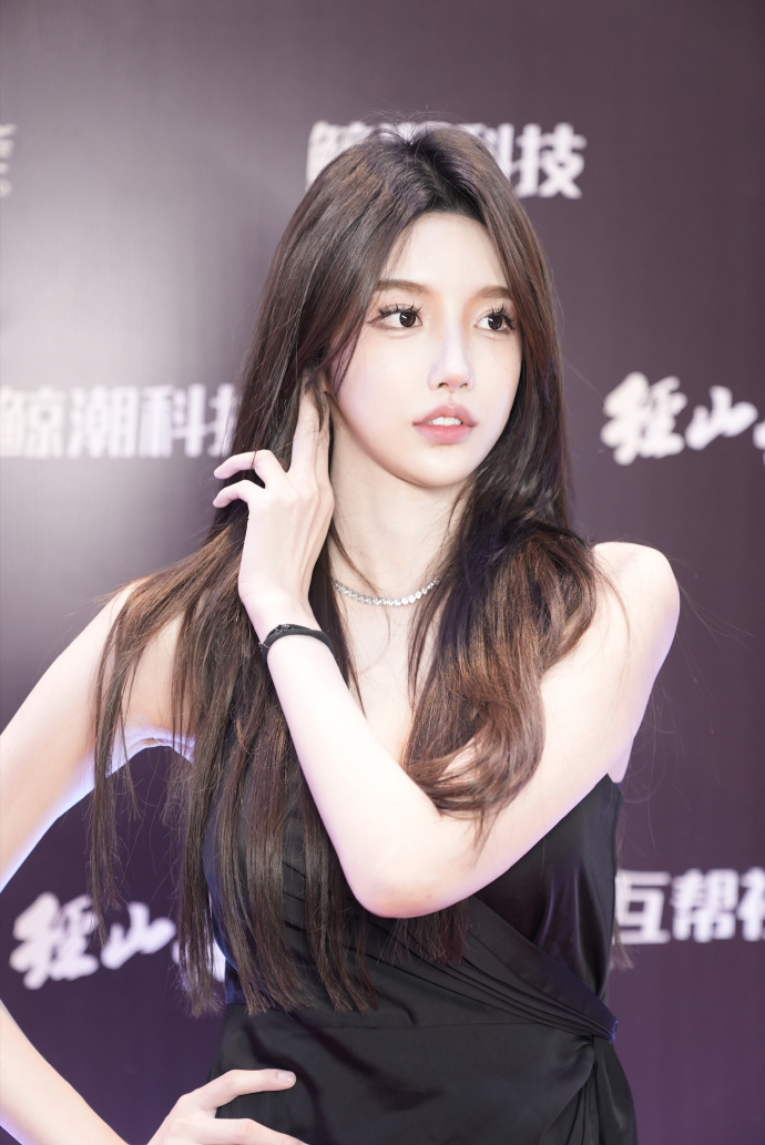 data-id="gnyu12yp5b">abbily,曾用名叫王嘉辉(王嘉菲),已改名为王