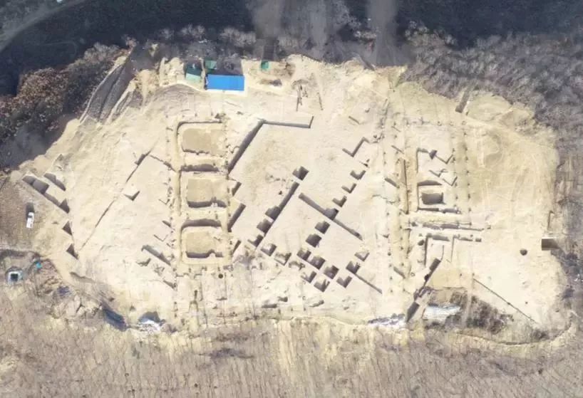 核心区域为大营盘梁,遗址总分布面积约为2平方千米,属新石器时代 a