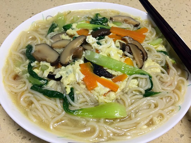  p>香菇鸡蛋面是一道简单的 a target="_blank" href="/item/家常饭