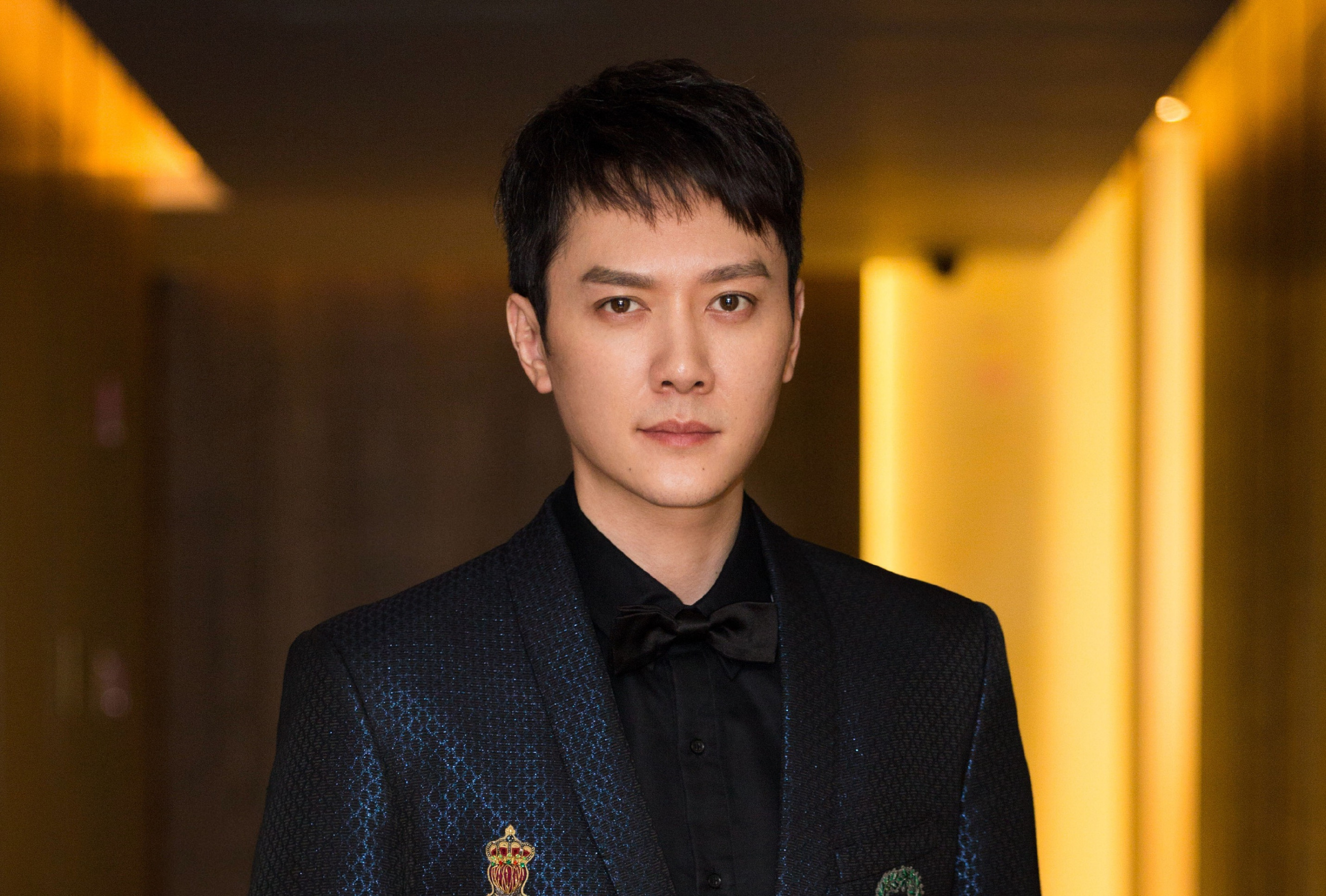  p>冯绍峰,原名冯威,1978年10月7日出生于上海市,中国内地男演员,毕业