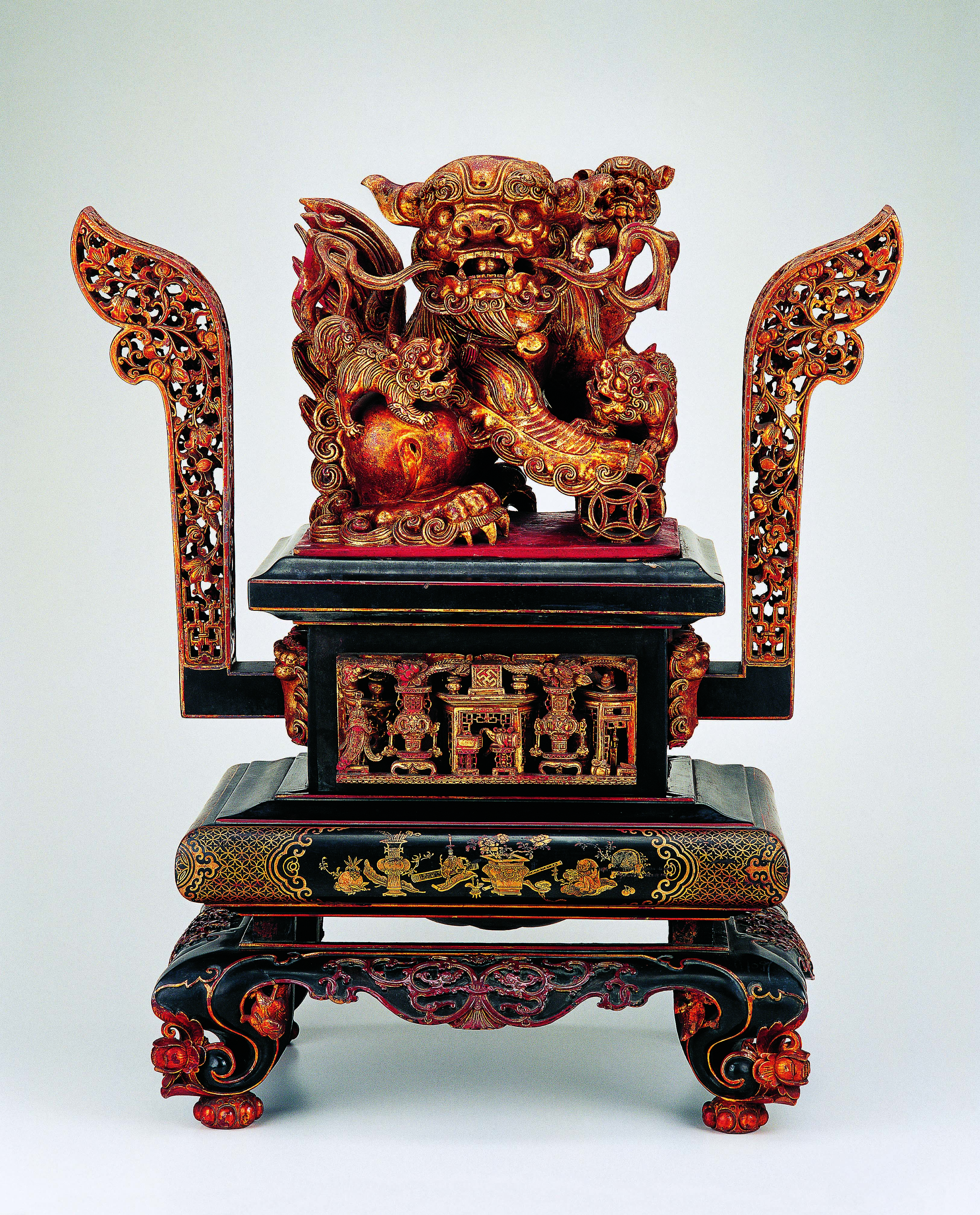  p>香炉狮是一种祭祀器具,造型似鼎,盖钮多雕成狮子形,由此得名.