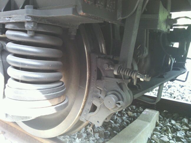  p>踏面制动就是铁路机车车辆采用的闸瓦制动,制动时闸瓦抱紧车轮 a