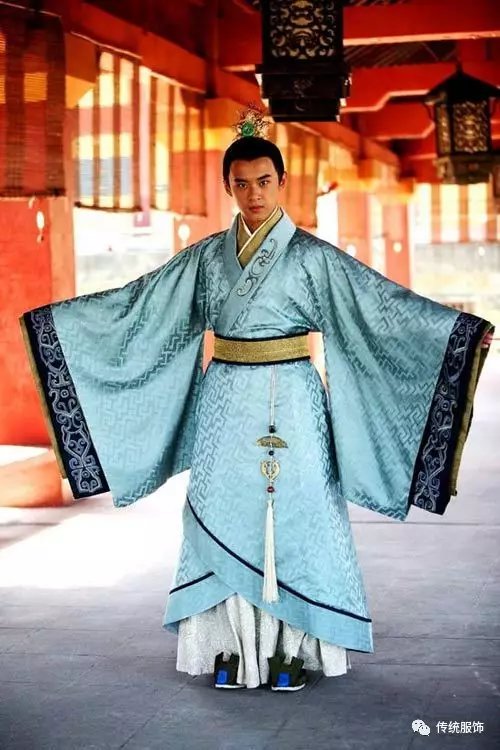 两千年楚国服饰风流：复原历史中真实的宽袍大袖 | 江陵马山楚墓_百科TA说