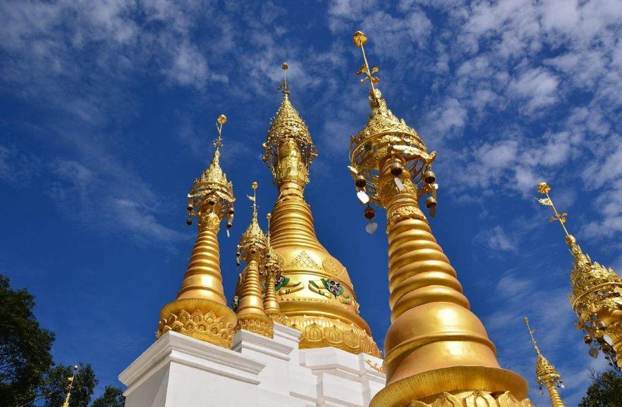  p>允燕佛塔又称曼勐町塔,位于 a target="_blank" href="/item/盈江