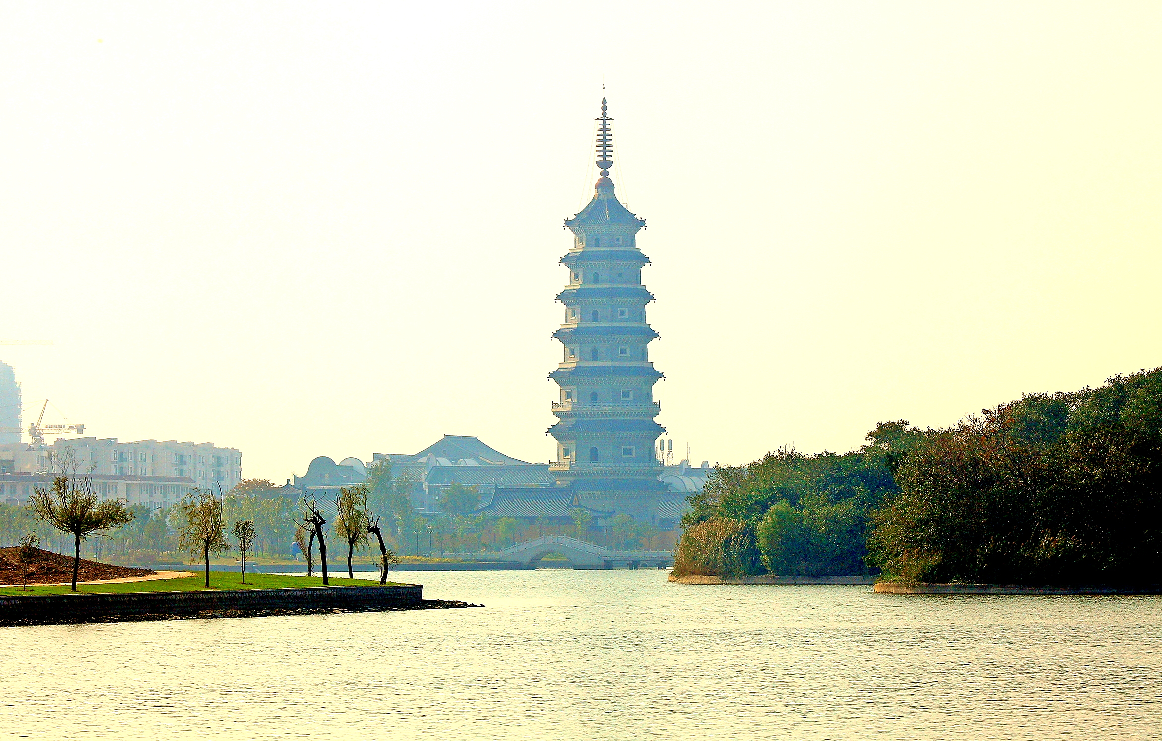  p>涟水五岛湖公园建于一九三0年,占地1283亩,其中水面846亩.