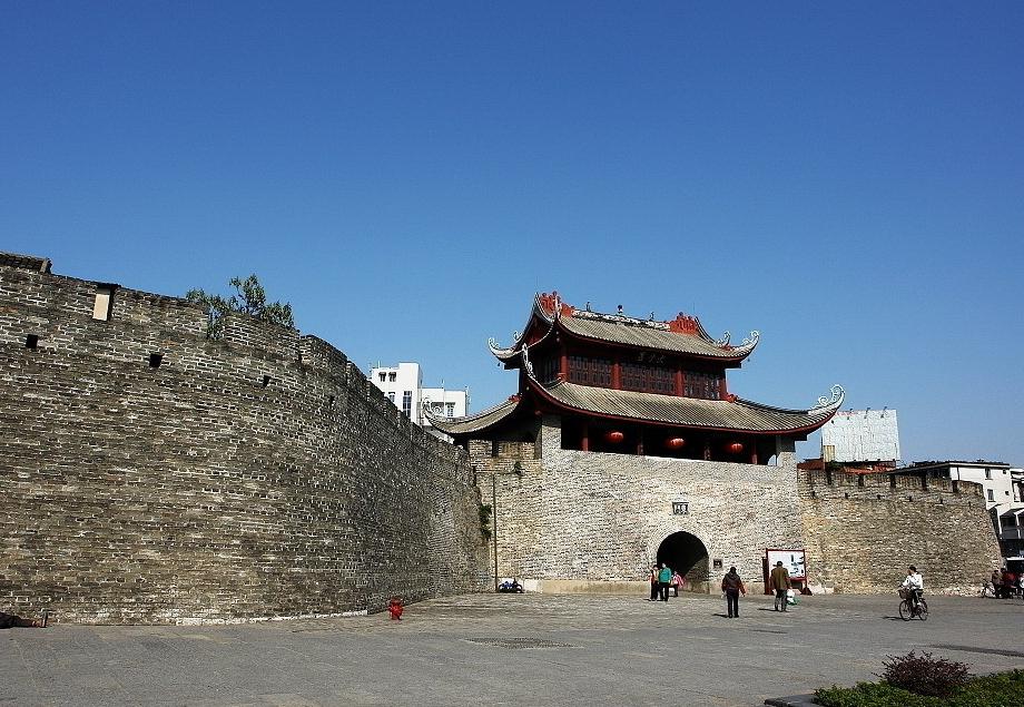  p data-id="gnb1ed28v0">东门城楼位于凤凰古城东,紧靠沱江,原名升恒