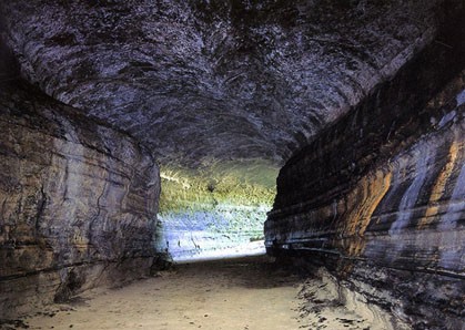 天然纪念物第98号,万丈窟位于距济州市向东30㎞处(是世界最长的熔岩窟