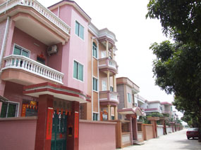 西至东泊村,北与吴家涌和袁家涌接壤,南面隔东江支流与滘联,蕉利相望