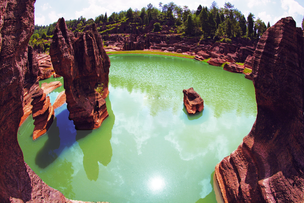 ="go0ntximuv">红石林是全球唯一在寒武纪形成的红色碳酸盐岩石林景区