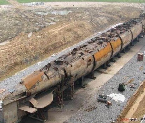  p>双壳体潜艇是指有两层壳体的潜艇,即外围是非耐压仓(可储水),内部