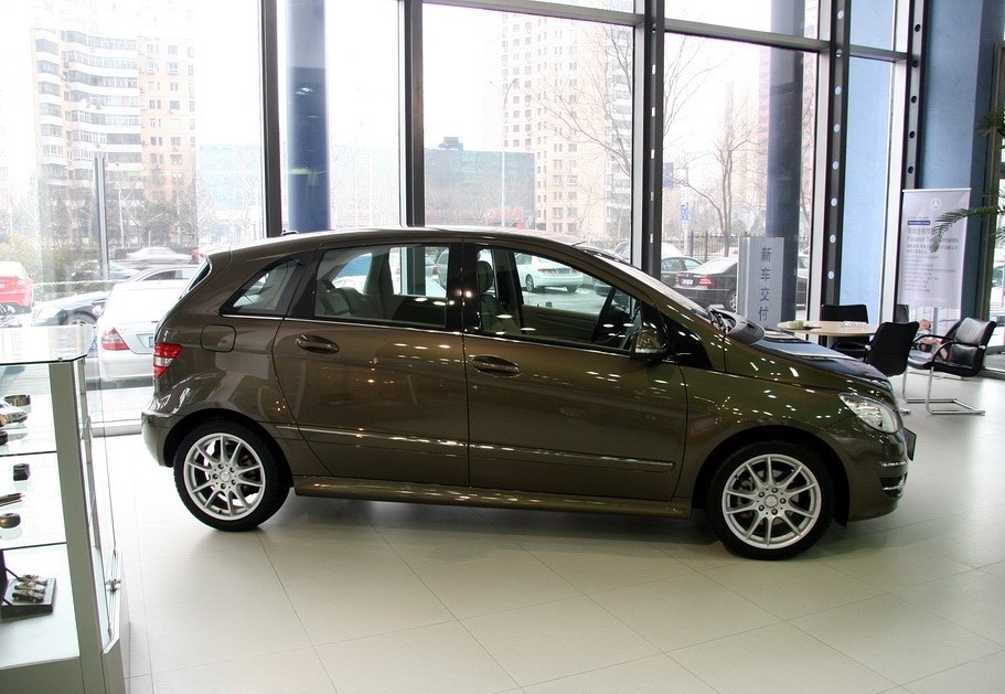 奔驰b级轿车(奔驰c class l)