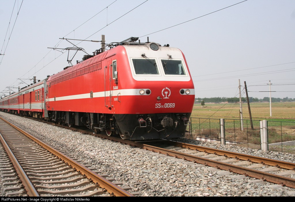  p>电力机车,又称电力火车,是指从供电网(接触网)或供电轨中获取电能