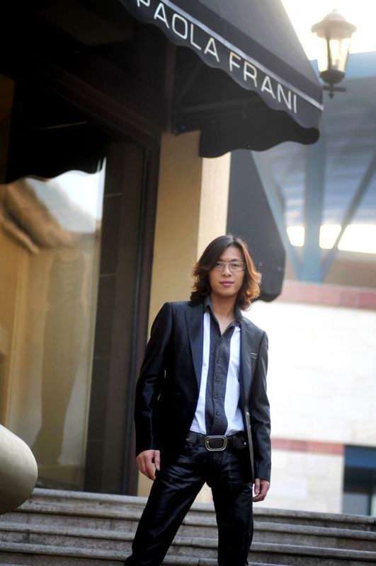  p>易欣,1977年12月10日出生于浙江宁波,中国内地流行乐男歌手.