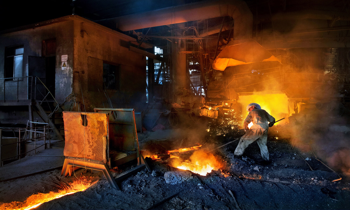  p>将金属铁从含铁矿物(主要为铁的氧化物)中提炼出来的工艺过程,主要