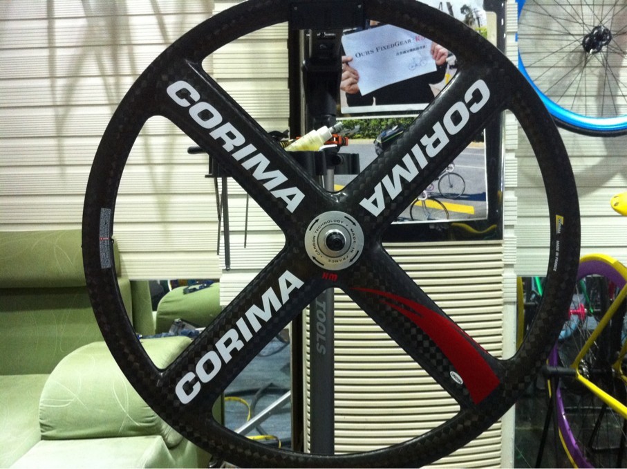  p>死飞自行车(fixed gear bicycle,又称 fixie bike),指后轮的齿轮与